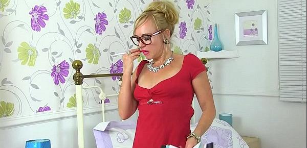  British milf Mouse stuffs her fanny with glasses and dildos